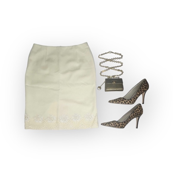 Valentino 𑁍 Chic Rose Lace Appliqué Ribbed Wool Pencil Skirt 𑁍 Cream 𑁍 4 - Picture 14 of 16